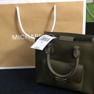 HP 🎈🎈NWT authentic Michael Kors small Bridgette